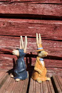 2 keraamista pupua, toisella musta huppari päällä, toisella herrasmiesasu